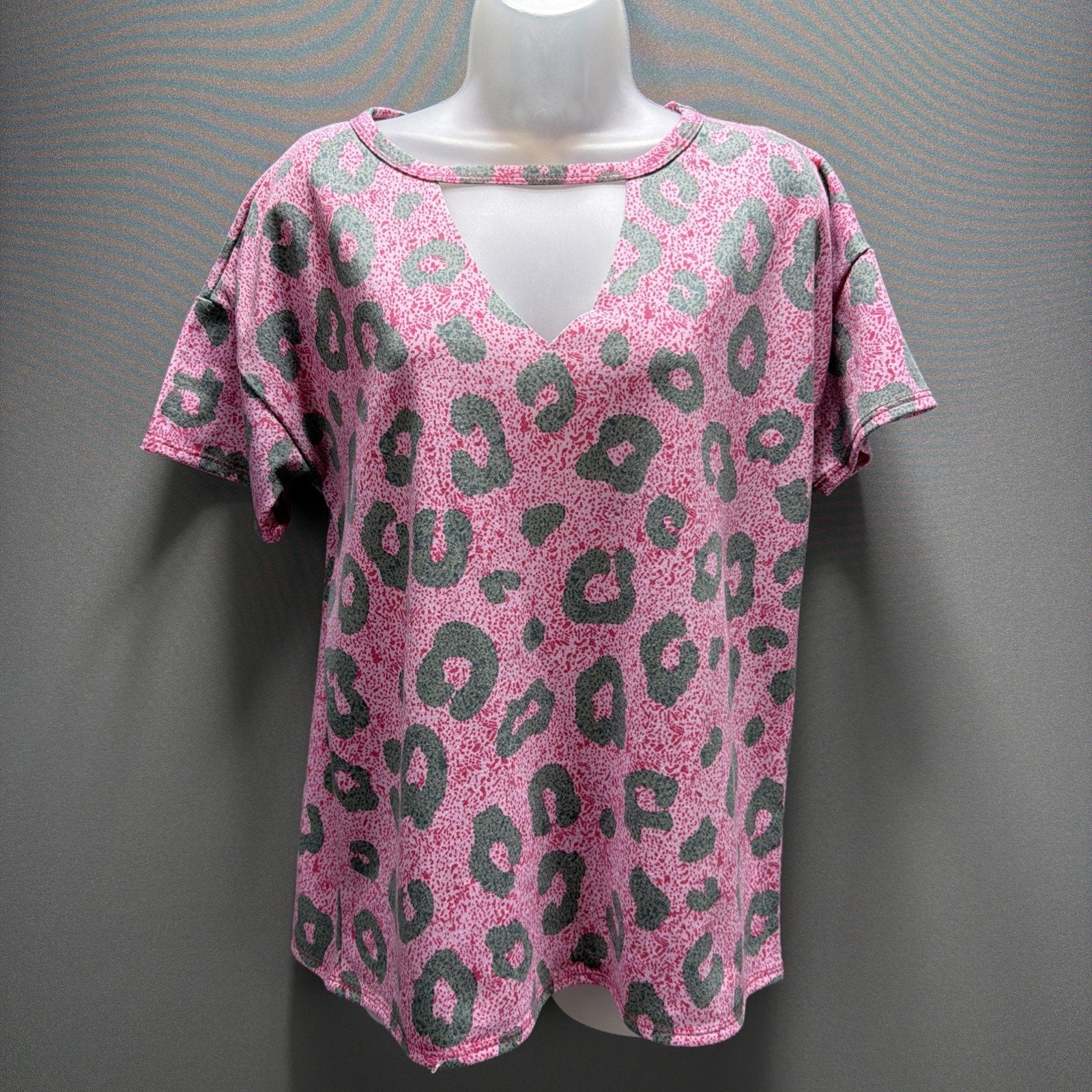 BiBi Boutique Women's Dusty Pink Leopard Short Sleeves Top Size Small Made USA