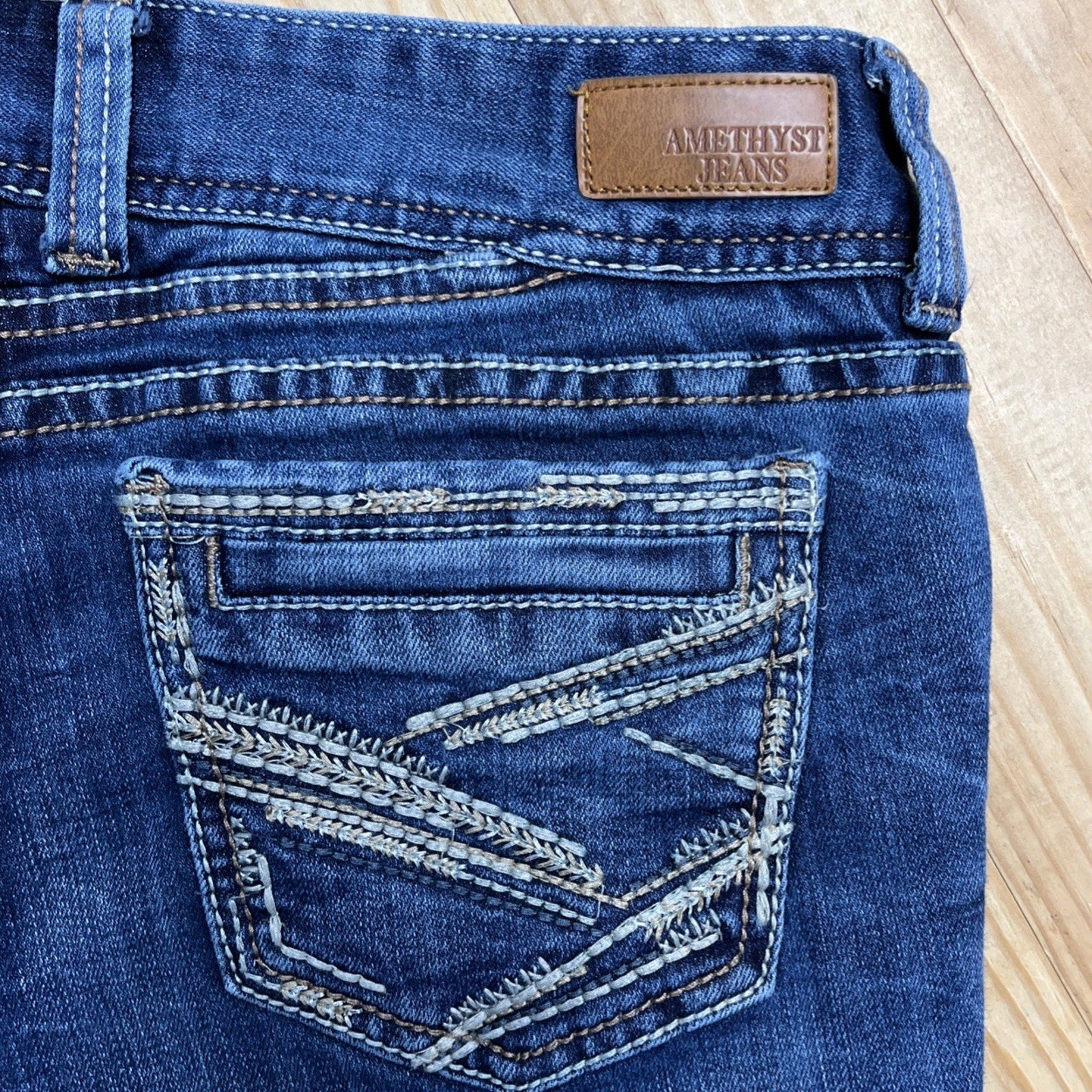 Amethyst Jeans Embroidered Capri Sz 7