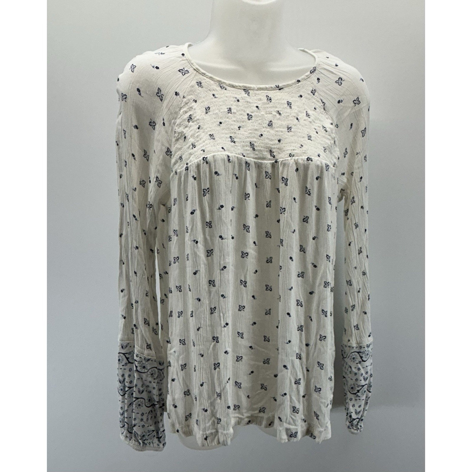Old Navy Women’s Blouse M White & Blue Floral Boho Peasant Ballon Sleeve Casual.