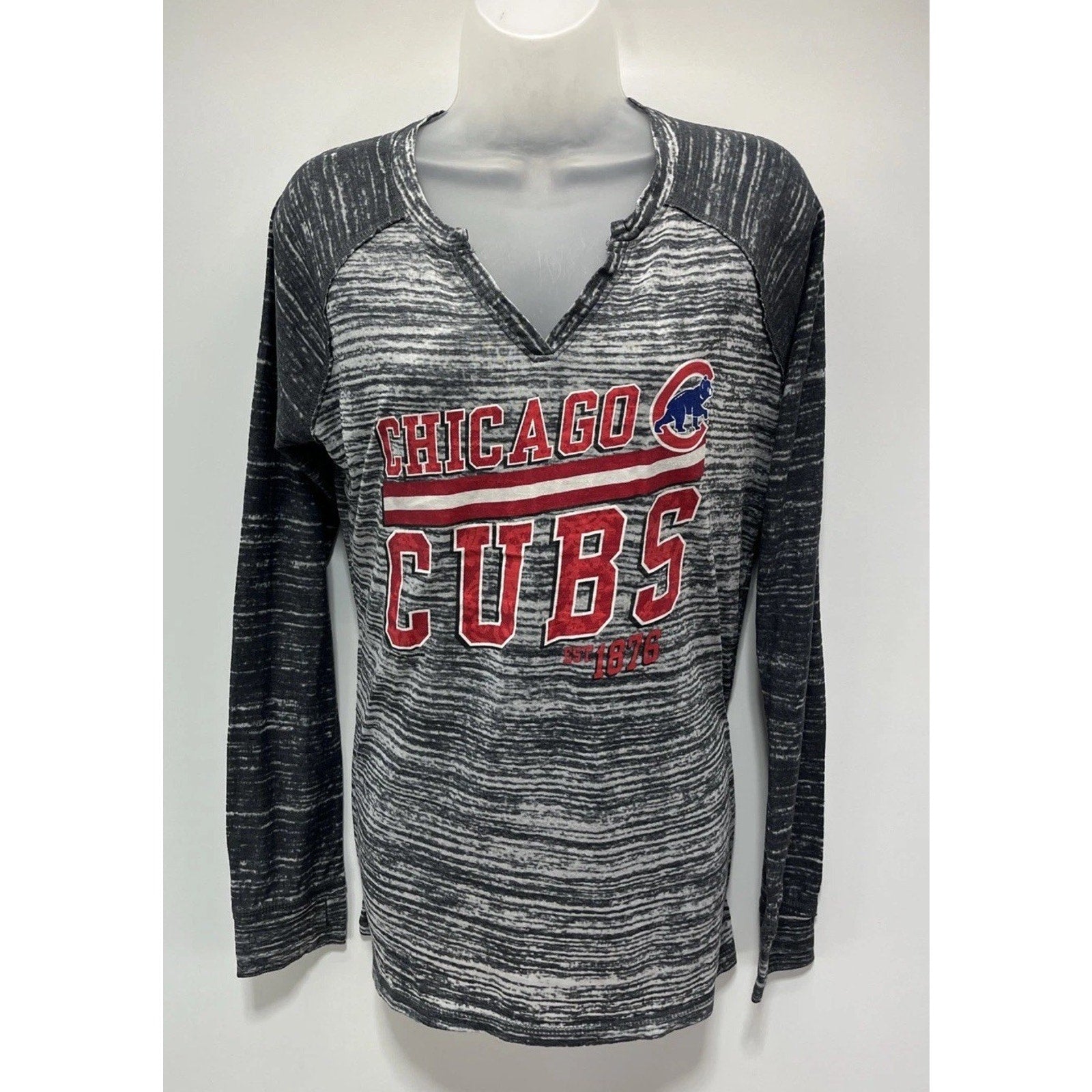 Chicago Cubs MLB Genuine Merchandise Womens Large Gray Long Sleeve V Neck Tee