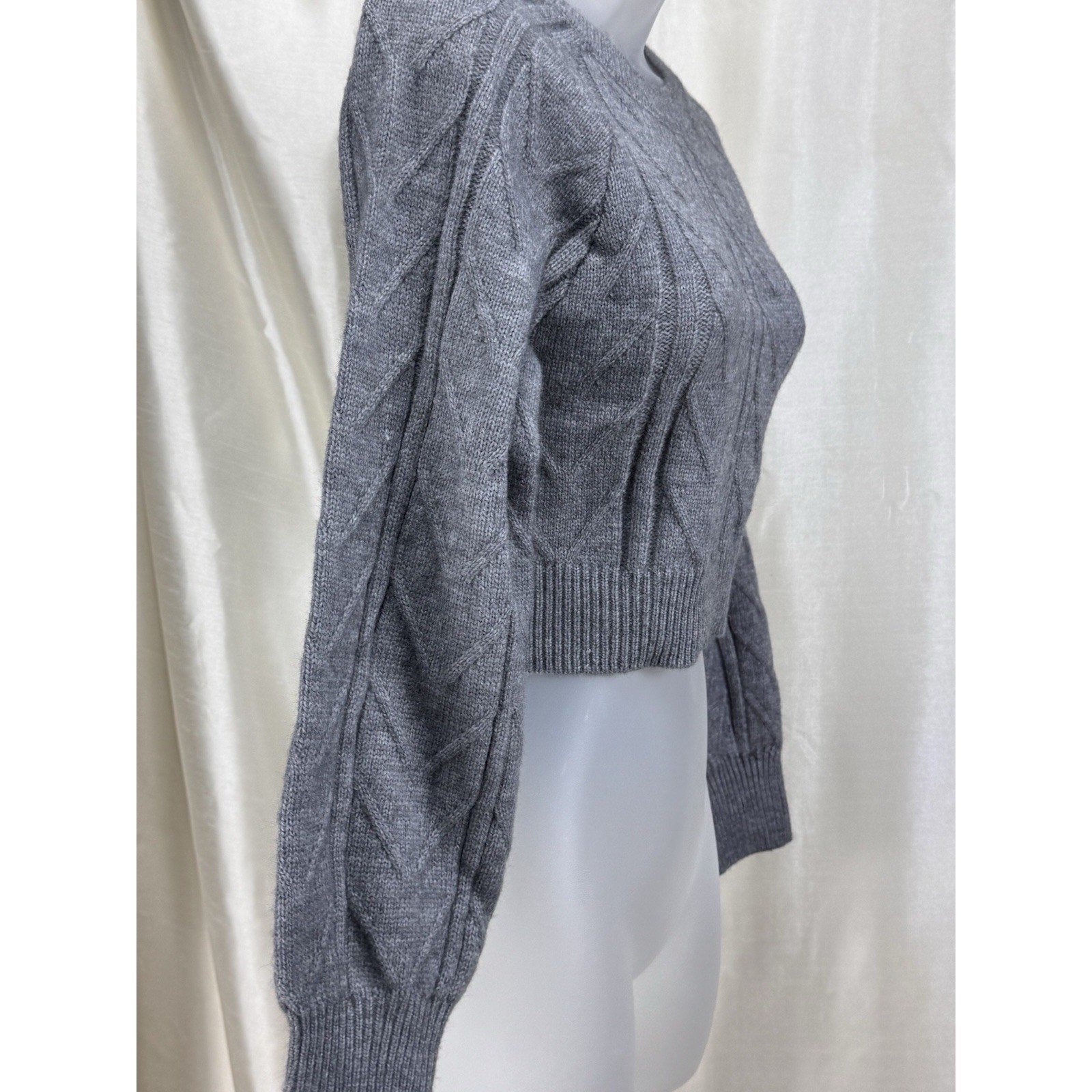 Commence NWT Open Back Cropped Sweater Size M Gray Cable Knit