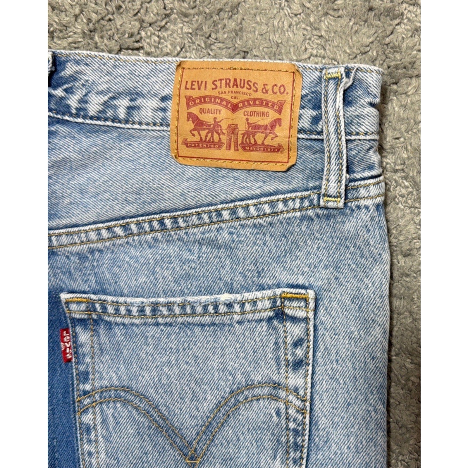 Levi’s Ribcage Straight Ankle 28 High Rise Distressed Light Wash Button Fly