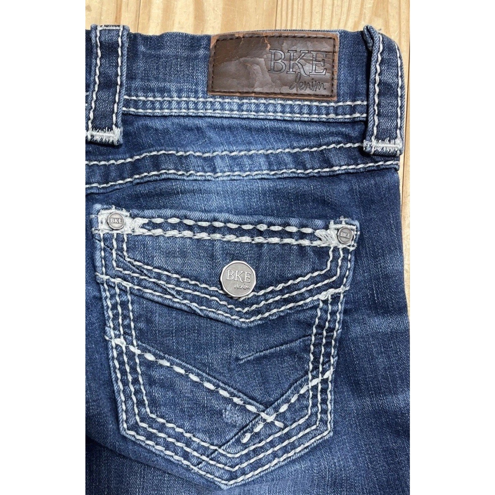 Buckle BKE Addison Straight Leg Flap Pocket Thick Stitch jean size 26x28 EUC