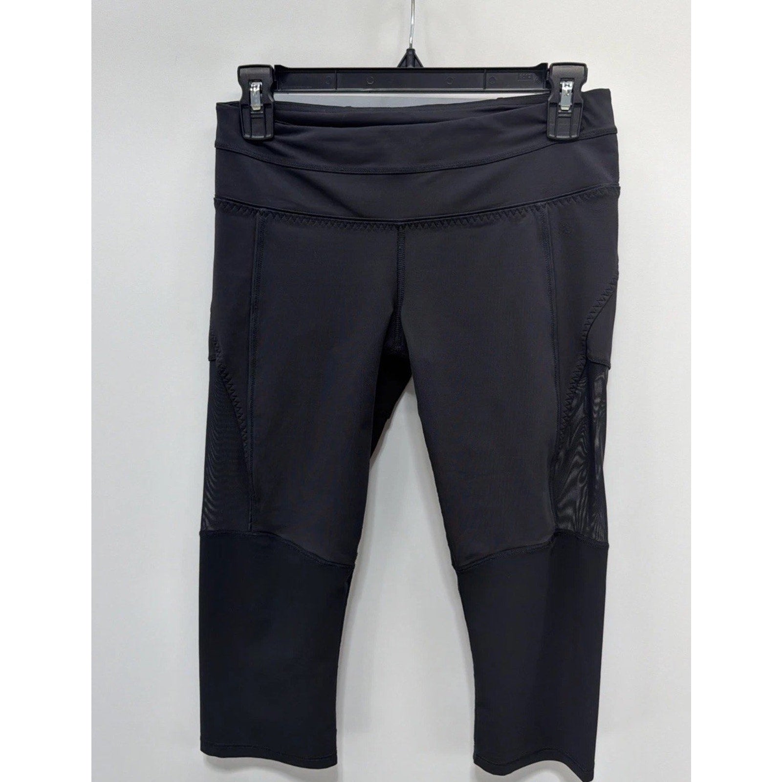 Lululemon Training Tough crop size 6 Black capri leggings with mesh