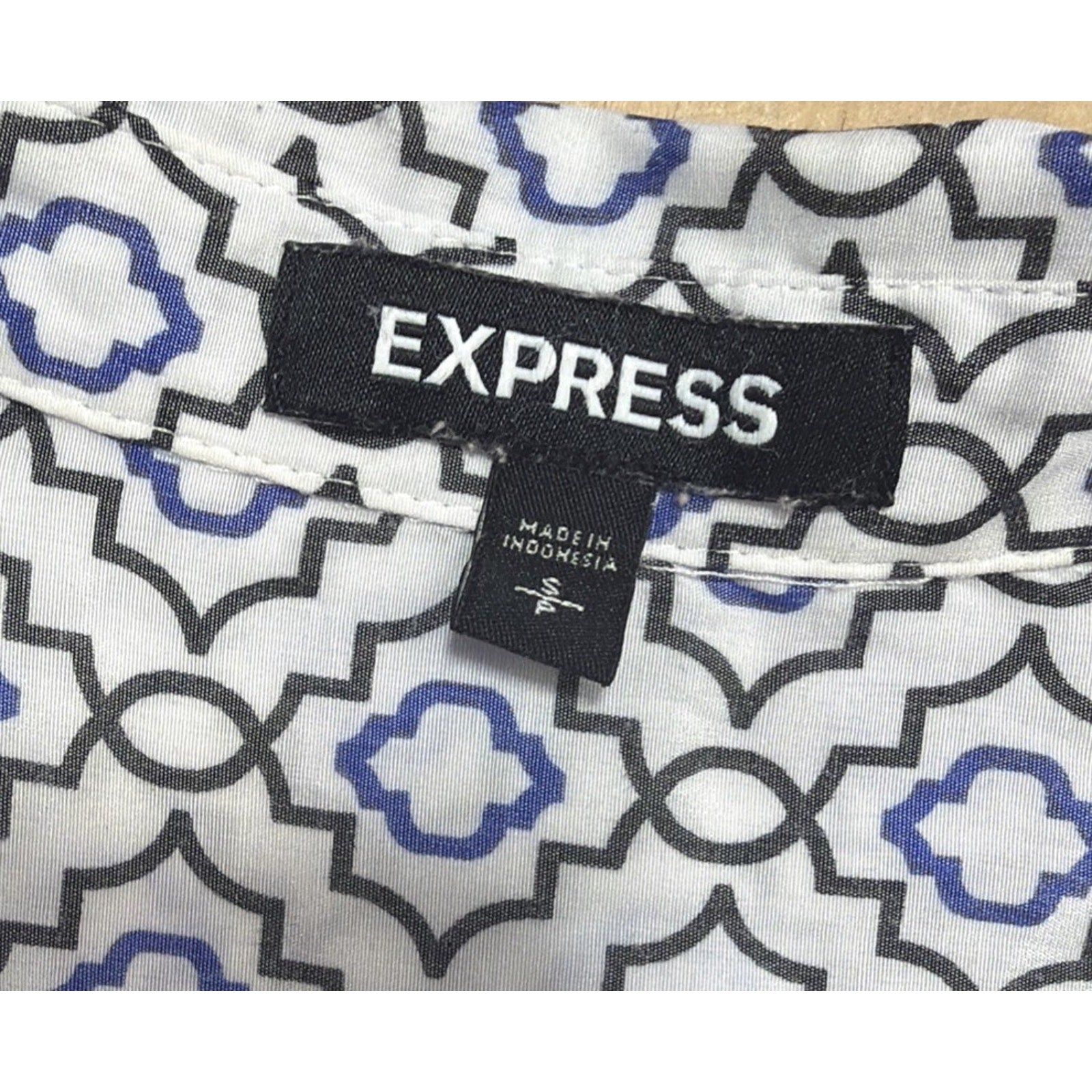 Express The City Shirt Mosaic White Blue Gray Geo Sleeve M