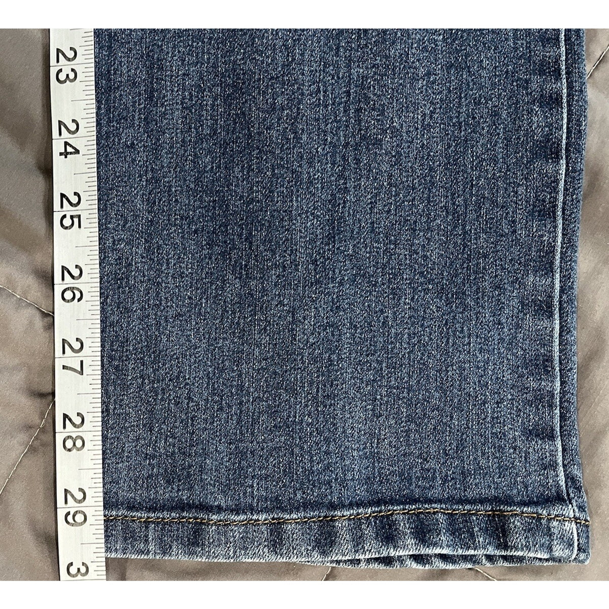 Gloria Vanderbilt Amanda Women's Midrise Distressed Blue Jeans Size 6 28X29 1/2