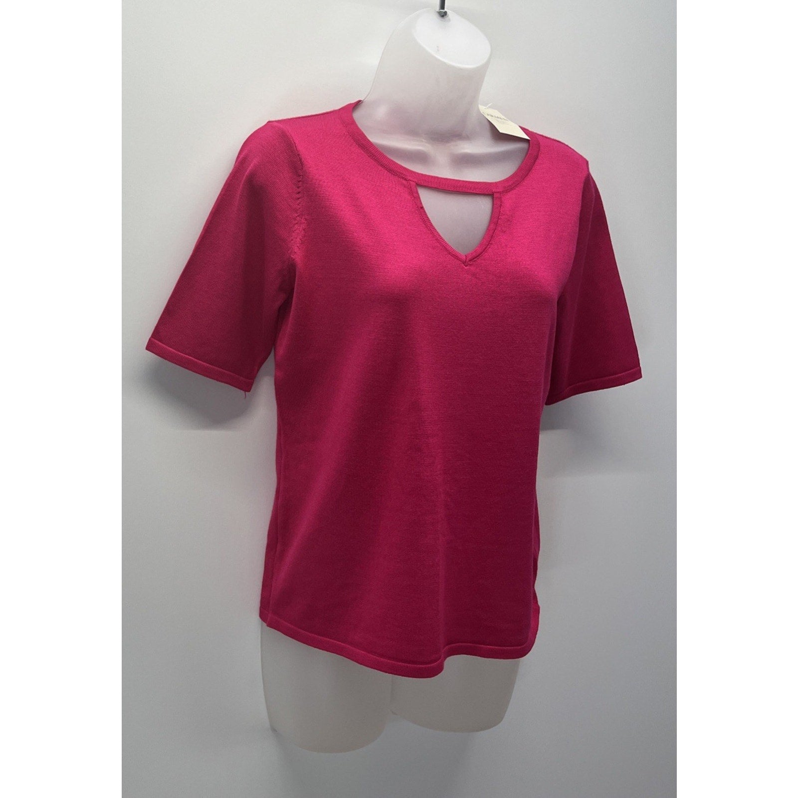 NWT CARMEN MARC VALVO, Size M Pink Ribbed Knit, Top w/Keyhole Neck