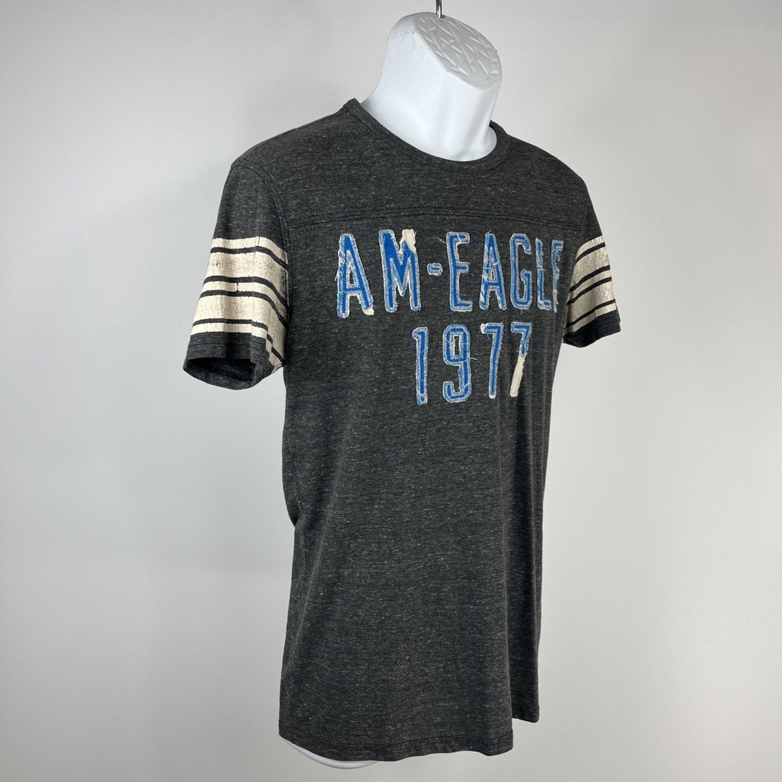 American Eagle 1977 Outfitters Mens Graphic Gray T Shirt Size S Athletic Fit