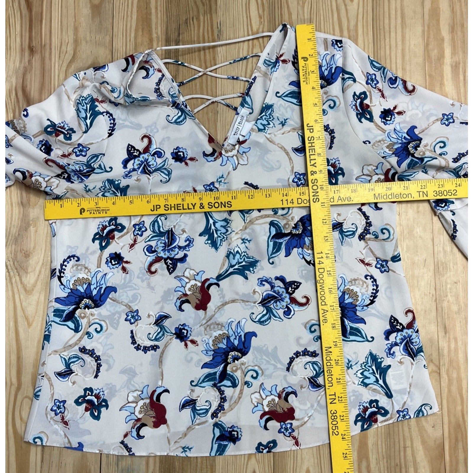 White House Black Market blouse floral print bell sleeves V-neckline Sz M