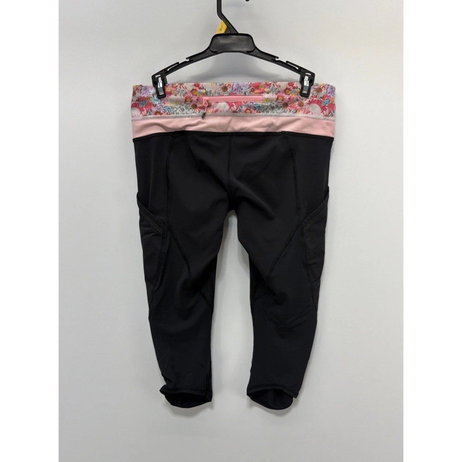 Lululemon Leggings Women's 6 Black Pink Floral Waist Band Cropped Capri Pants