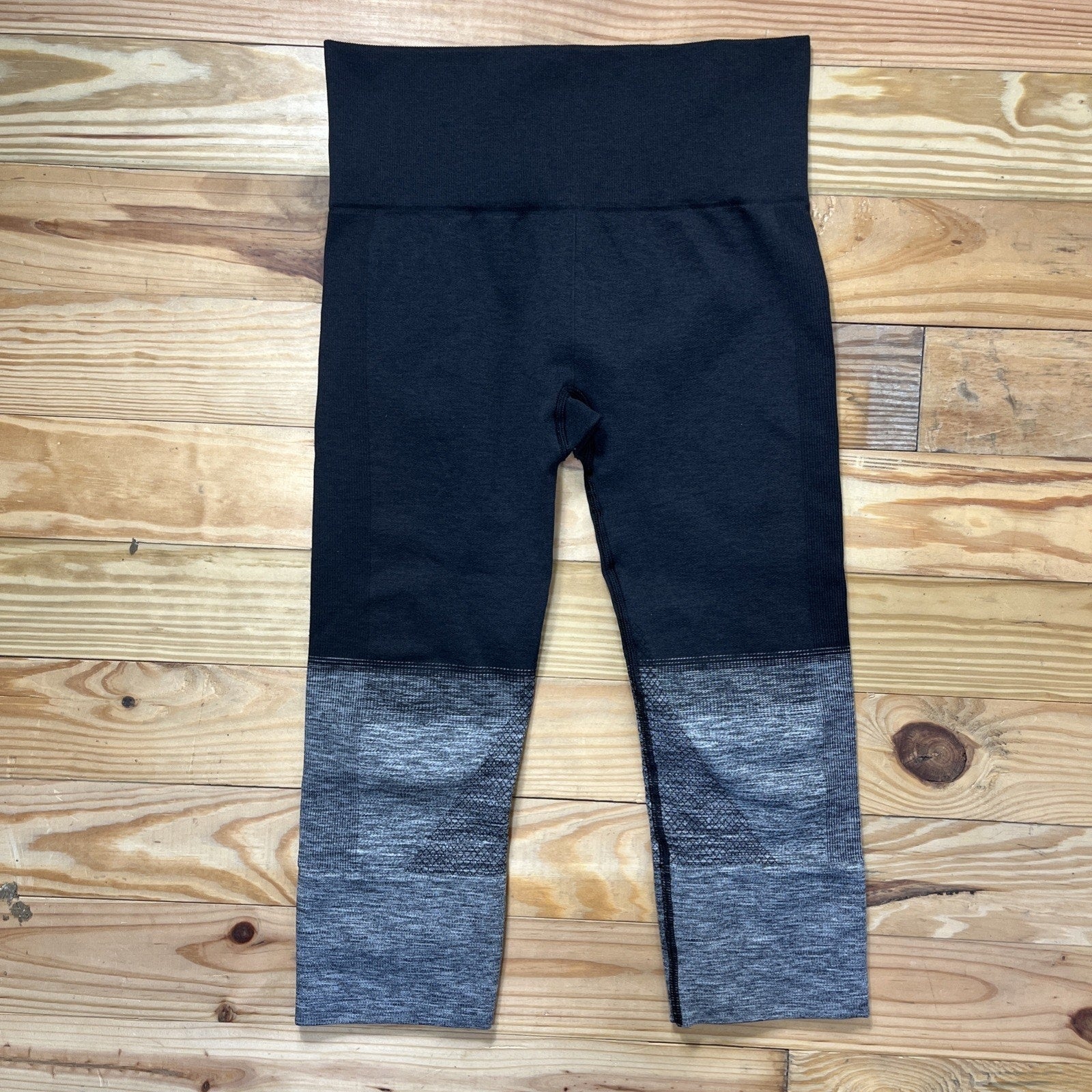 Lululemon Seamlessly Street Crop Heathered Black Size 4 EUC