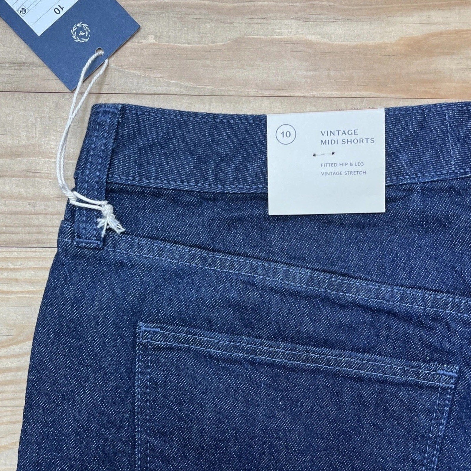 NEW Universal Thread Women's Vintage Midi Shorts Fray Hem Size 10/30