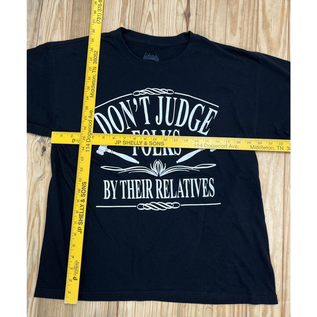 DON'T JUDGE FOLKS BY THEIR REALATIVES Black large T Shirt