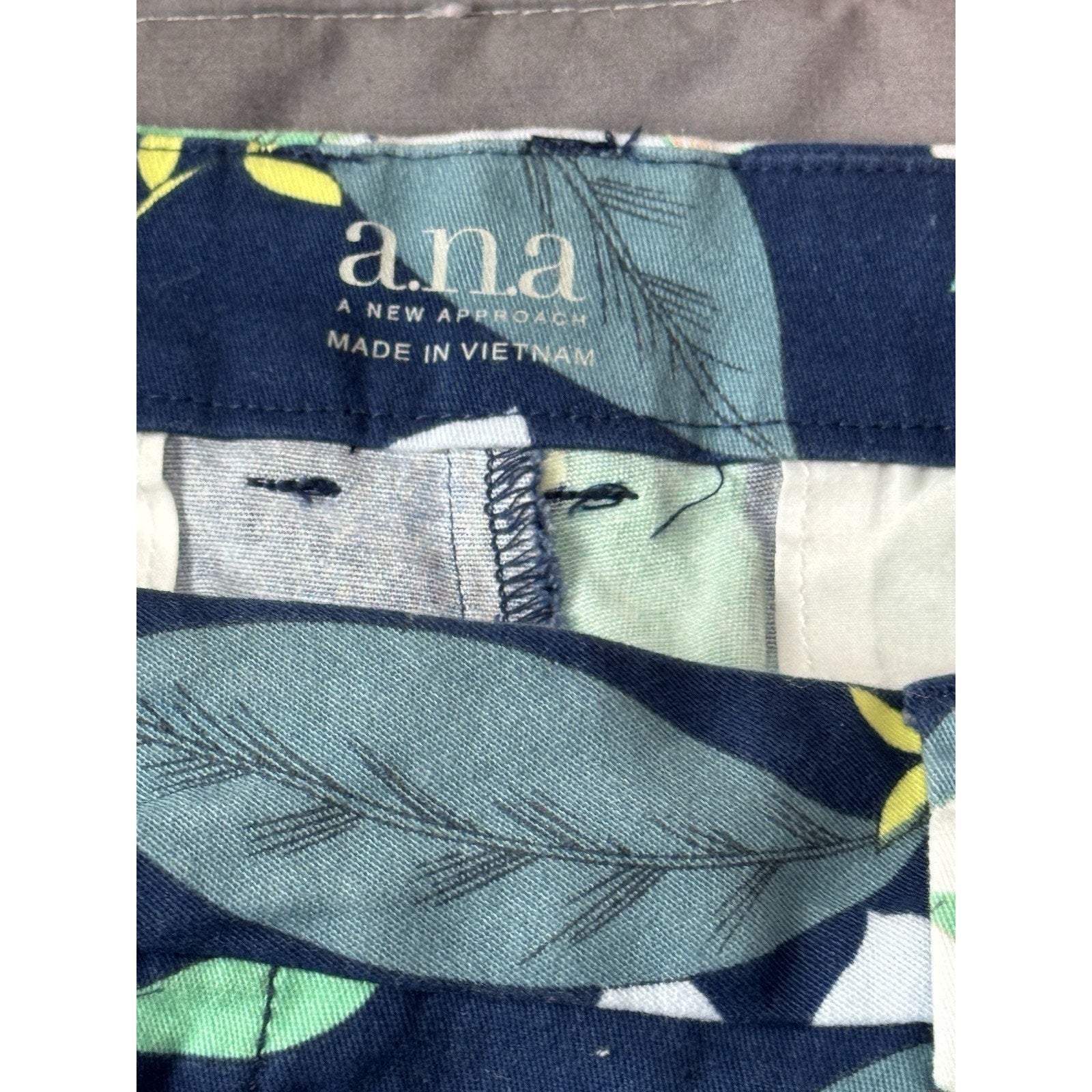 A.N.A Shorts Women's Size 6 Blue Floral Print Twill Mid Rise Mid Length Casual