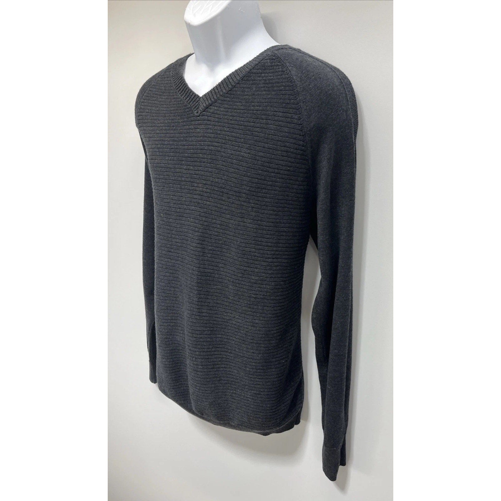 Calvin Klein men's size L pullover sweater gray v-neck long sleeve ribbed front