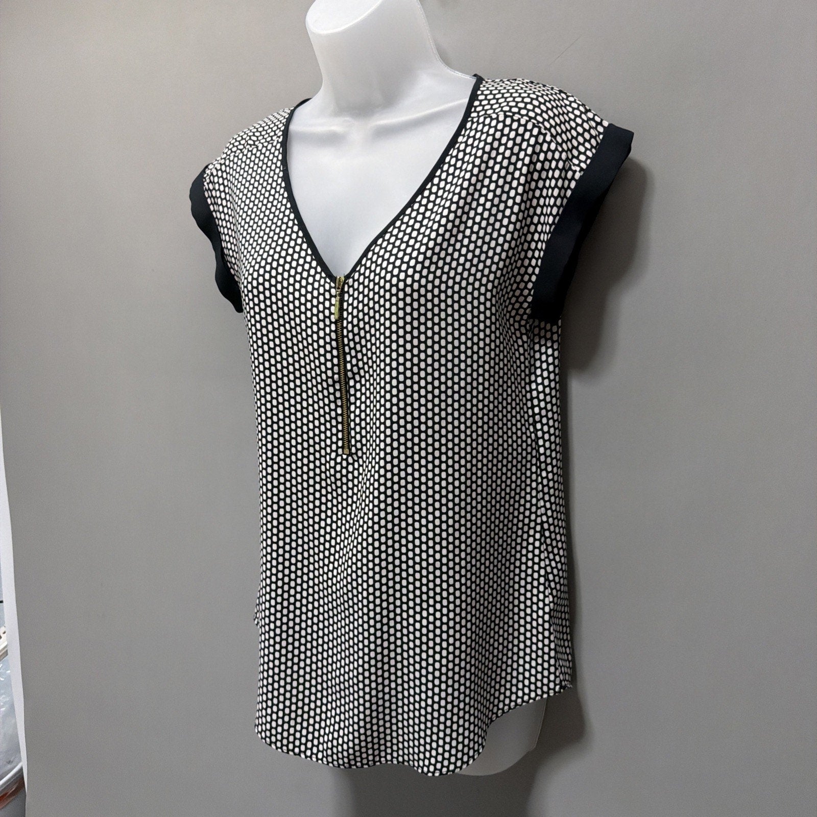 Express Top blouse shirt Black White Geometric Design Short Sleeve Zip Front XS