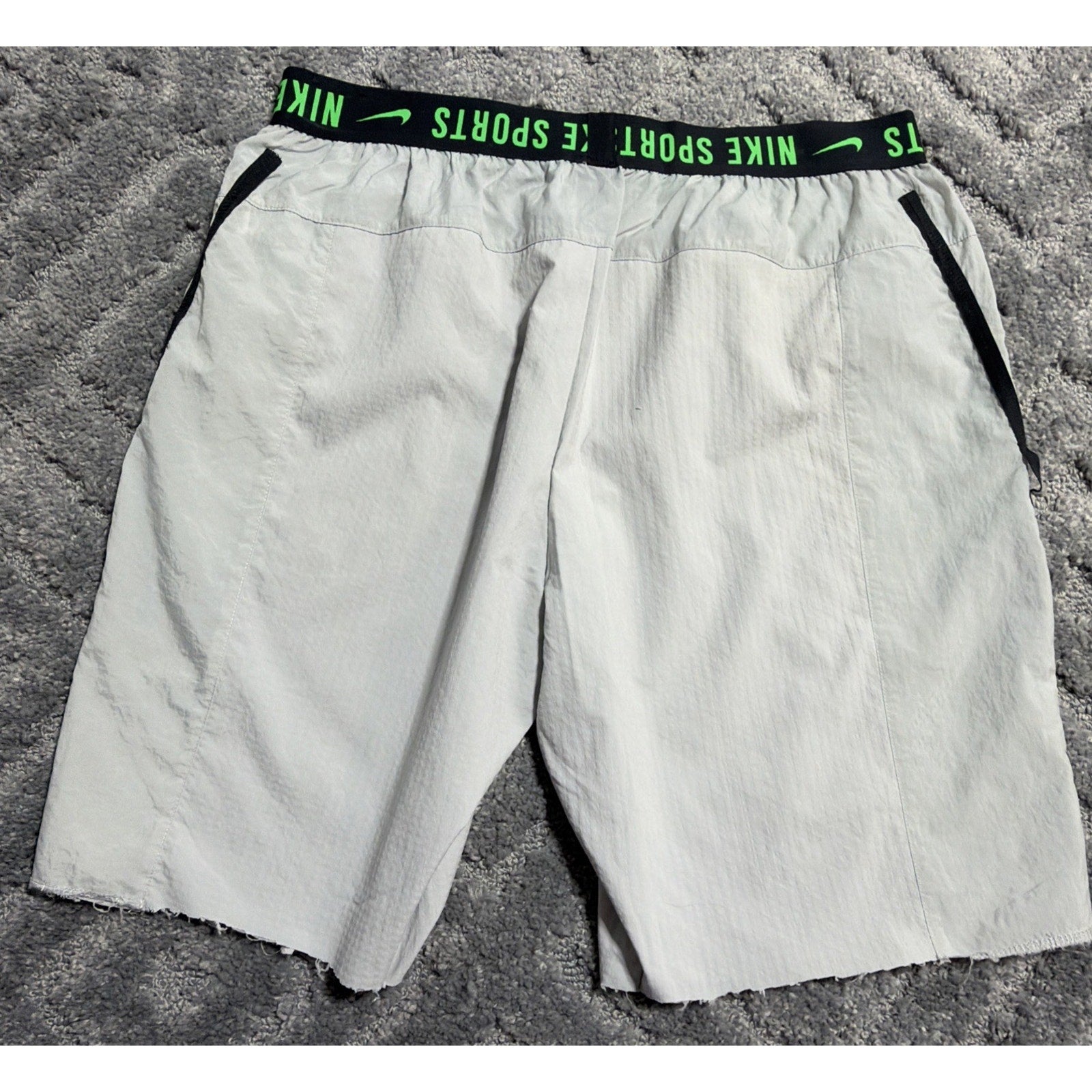 Men’s Nike Sports Woven Logo Training Athletic Cut Off Shorts Size XL