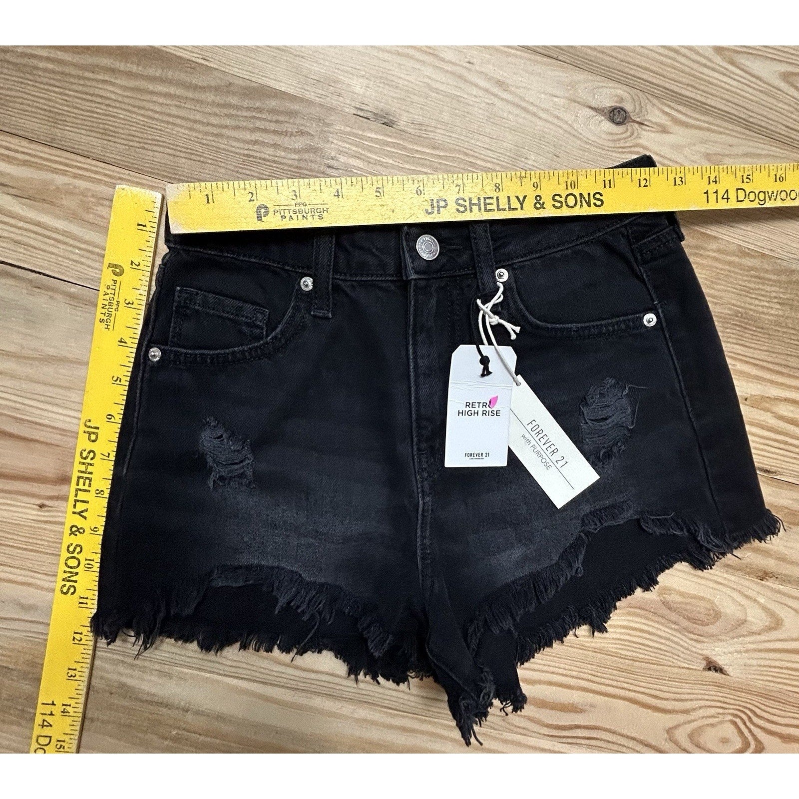 FOREVER 21 Retro high rise slightly relaxed Womens shorts size 24 New With Tags.
