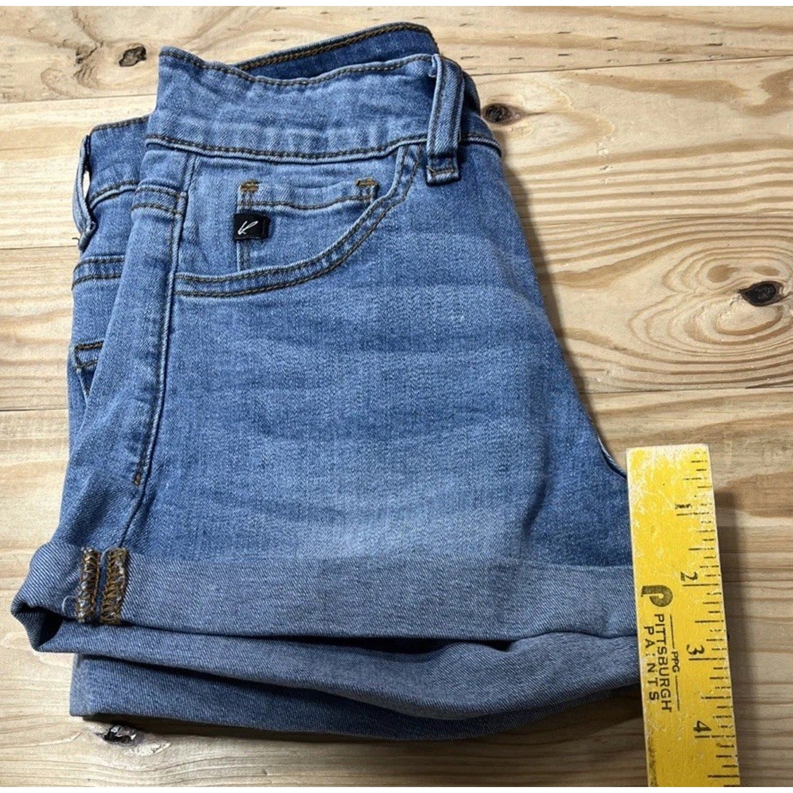 KanCan Mid Rise Cuffed Jean Shorts Size 1 /24 Blue Denim Stretch Light Wash
