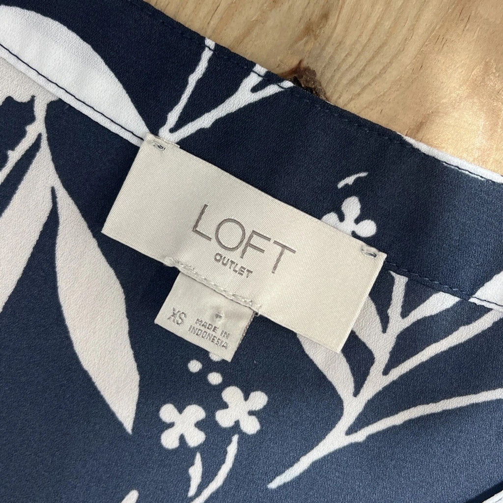 Loft Top Size Small Blue White Floral V-Neck Short Sleeve Blouse