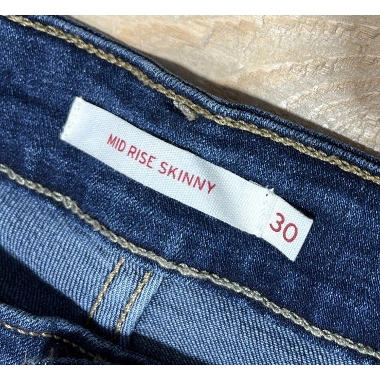 levis classic mid rise skinny jeans womens Size 30 Dark wash blue denim stretch