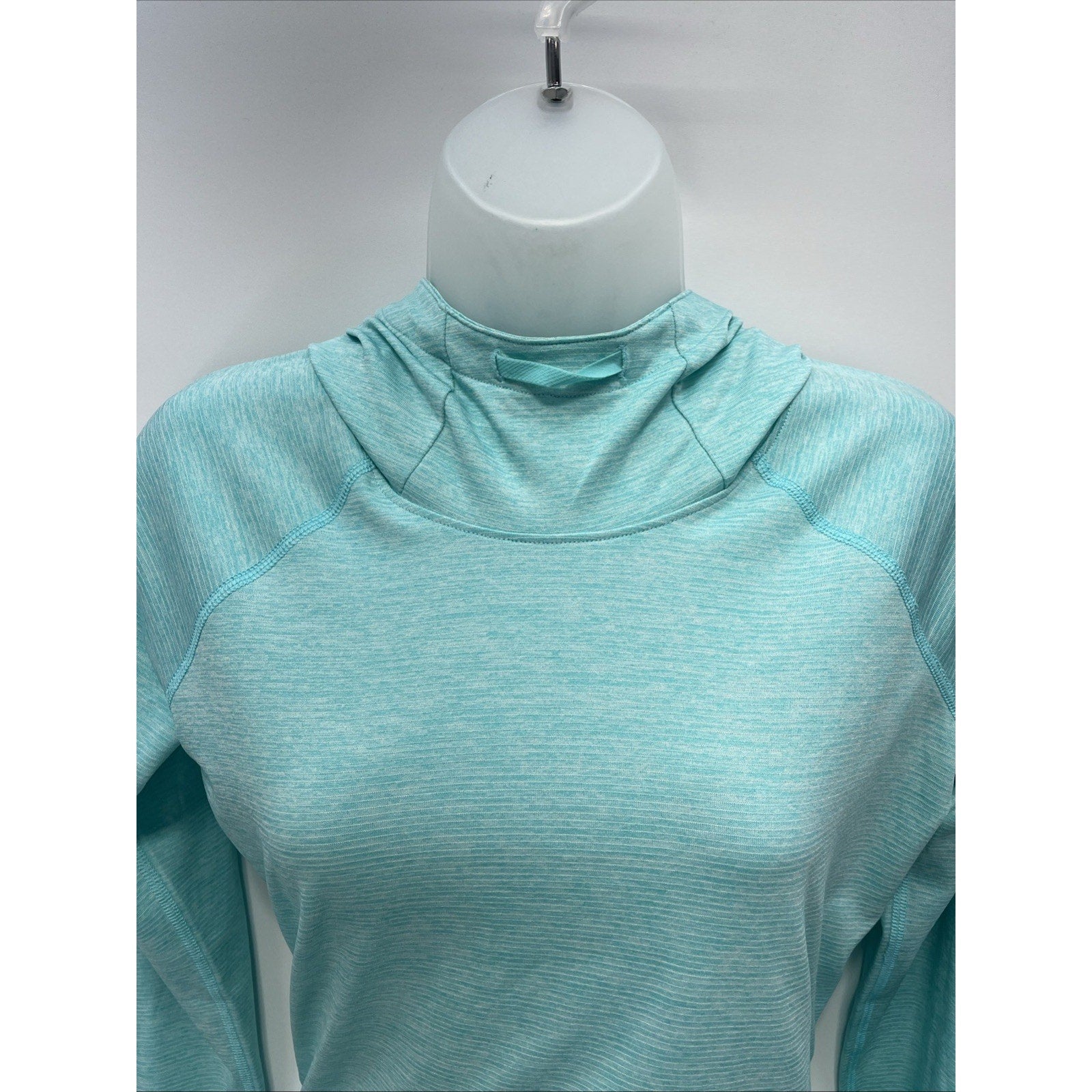 Under Armour Run Fitted Long Sleeve Hooded Shirt Pockets Blue Womens XS
