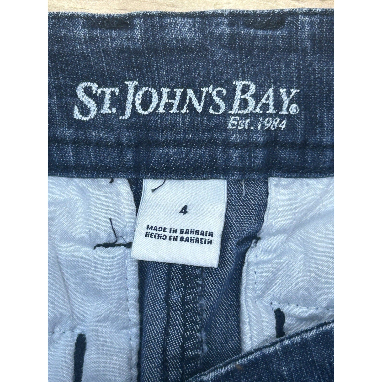 St. Johns Bay Womens High-Rise Blue Capri Jeans Size 4.