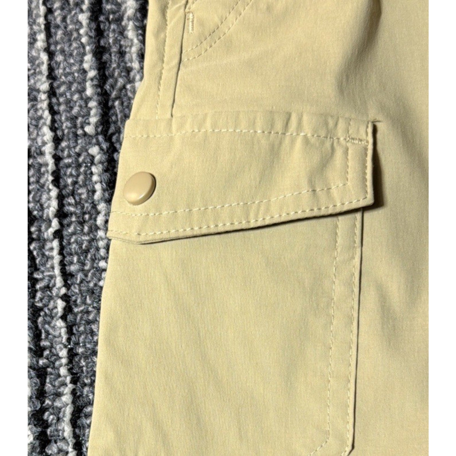 Eddie Bauer Women's Hiking Utility Cargo Pocket Shorts Khaki Stretch Sz 8 NWOT