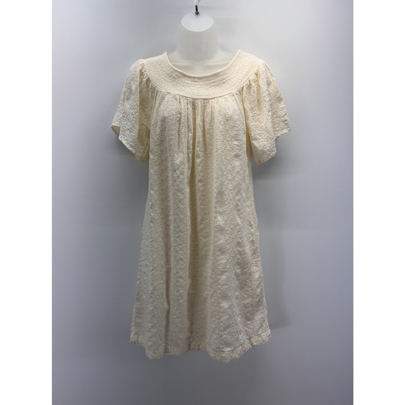 Old Navy Cream Eyelet Smocked Shift Dress Short Sleeve Women’s Size Small