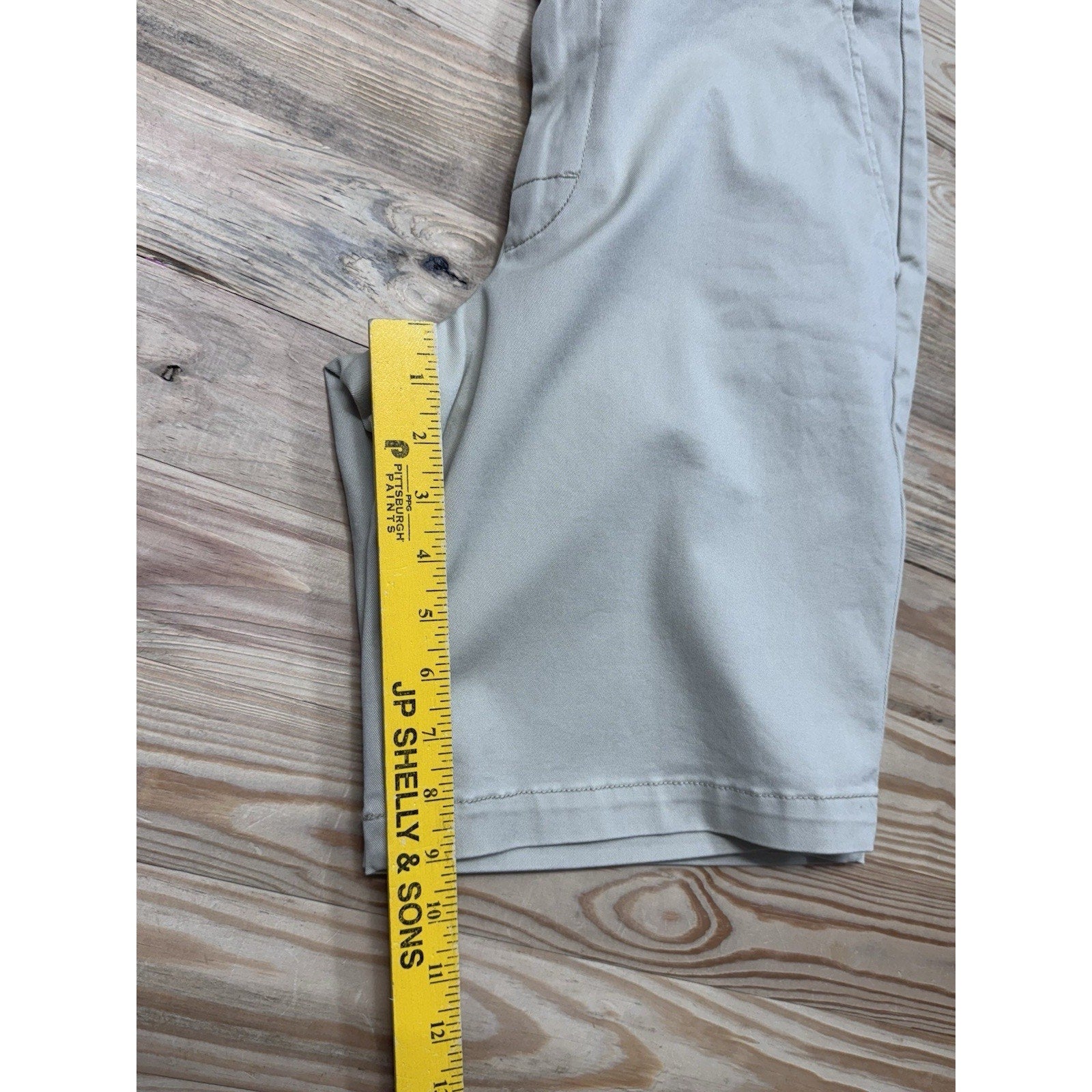 IZOD Saltwater Shorts Stretch Flat Front Relaxed 9.5 Inseam Tan Khaki Men’s 30