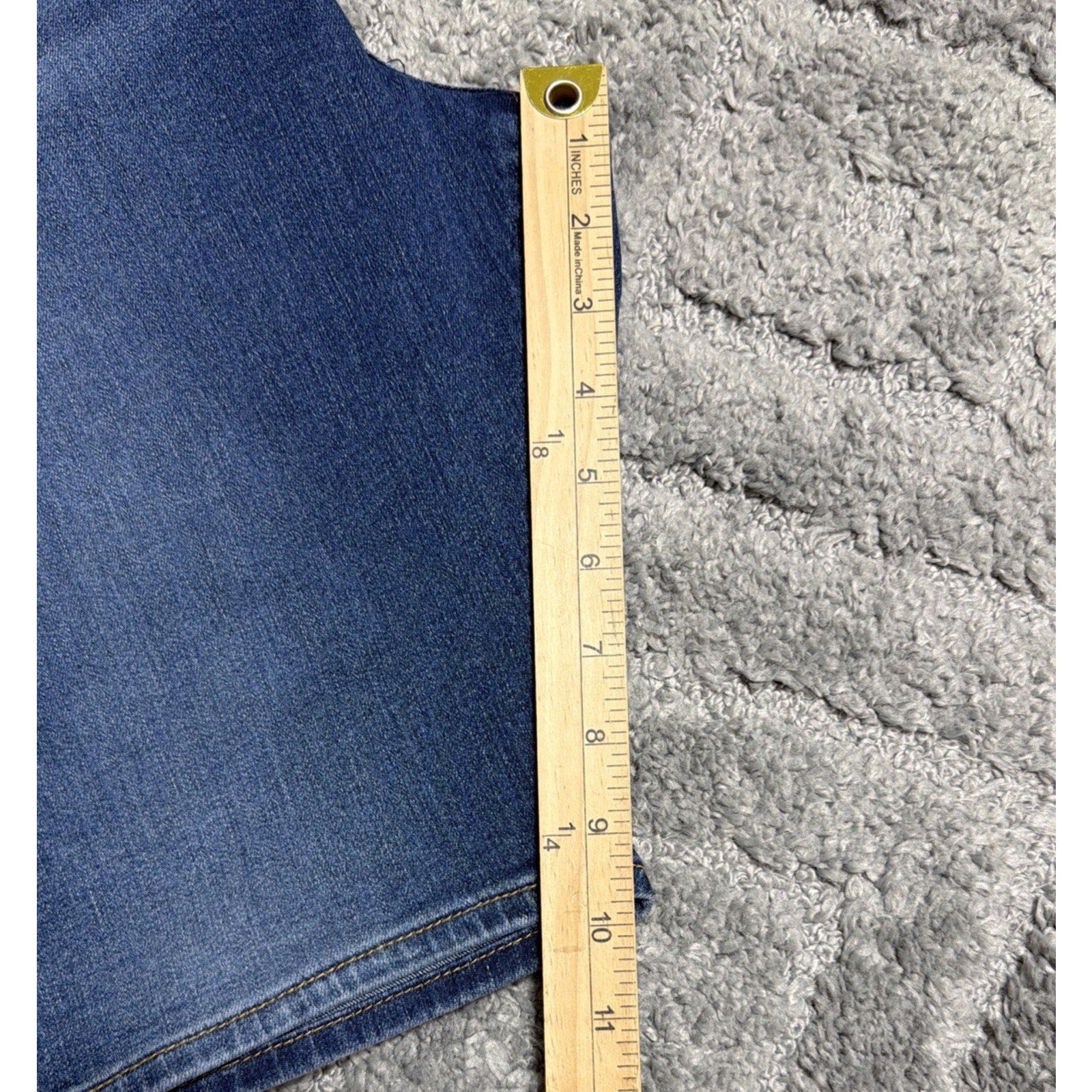 New Levi's Shaping Bermuda Denim Jean Shorts Mid Rise Stretch Womens Size 34