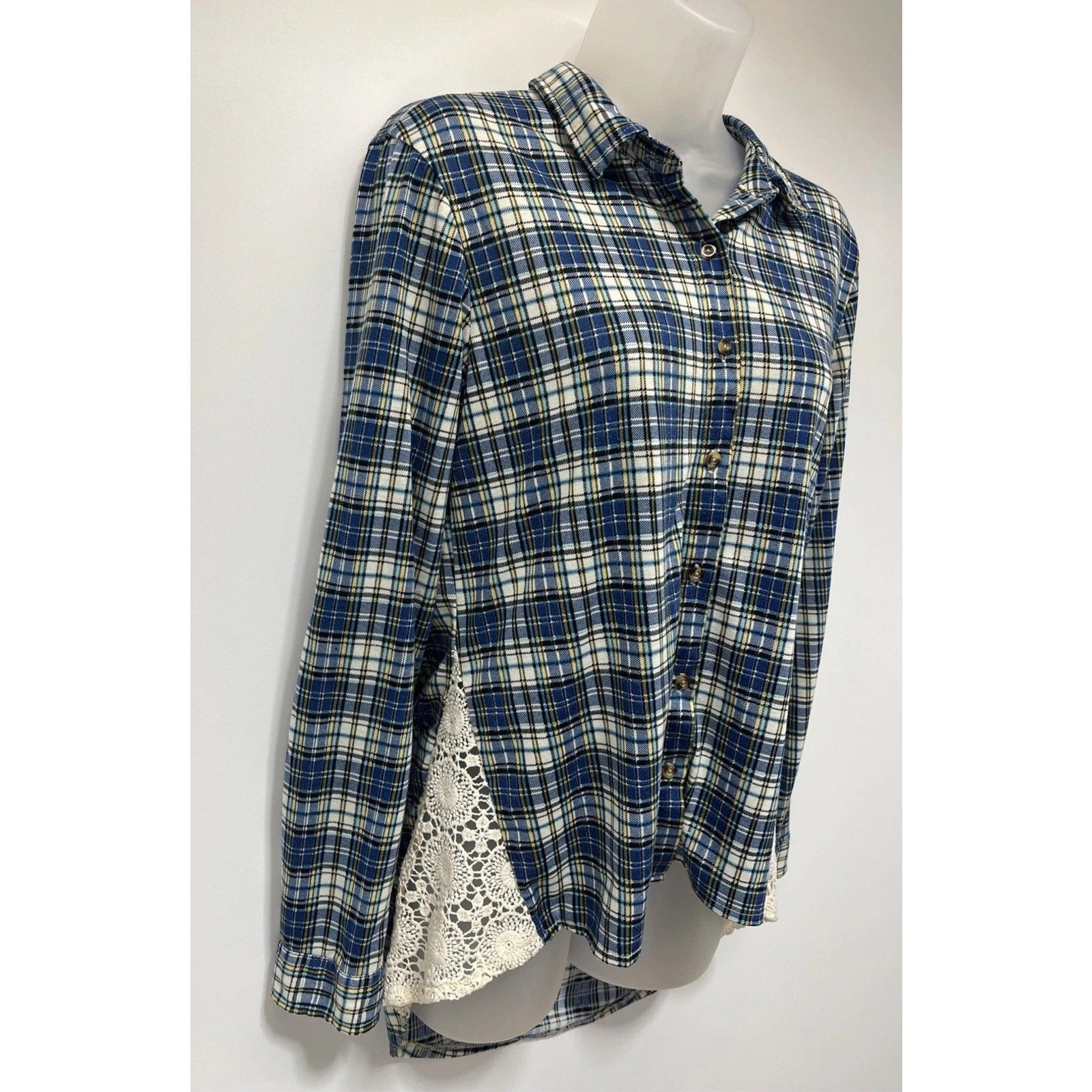 Buckle Passport Women's L Plaid Blue Long Sleeve Crotchet Knit Button Up Shirt