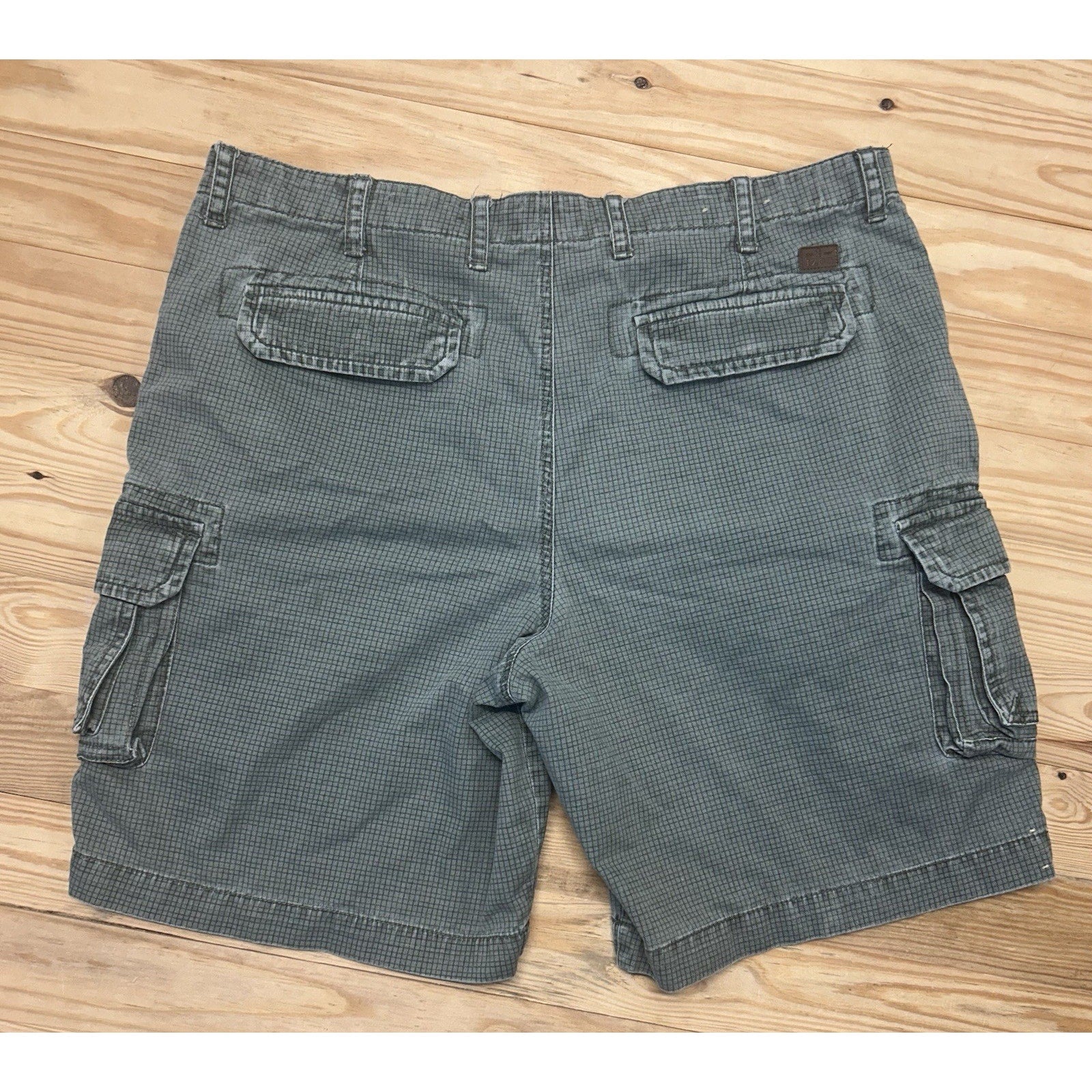 Men's Izod Green plaid 100% Cotton cargo shorts size 40.