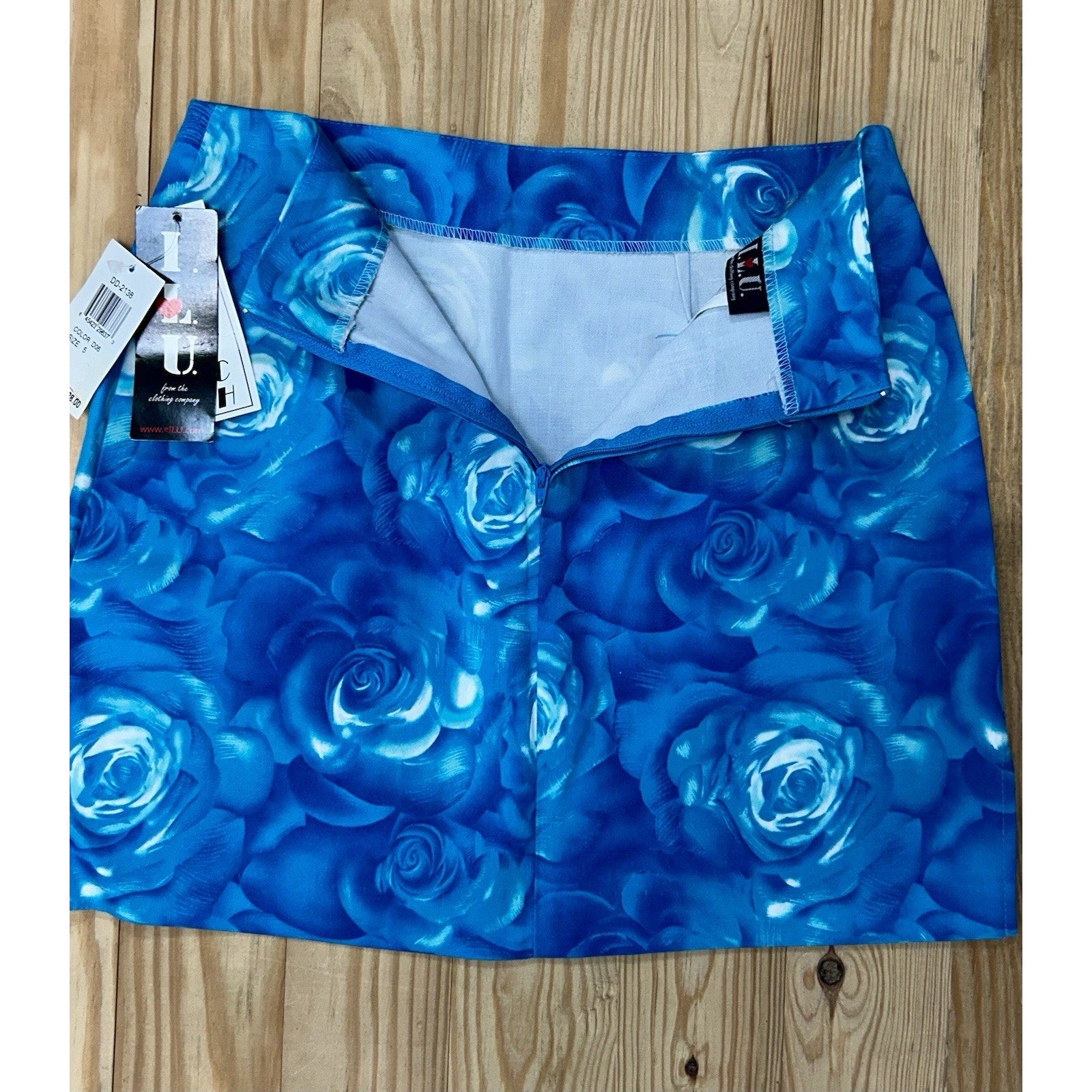 Women's Mini Skirt Size 5 Blue & White Floral Mini Preppy Colorful New W Tags.