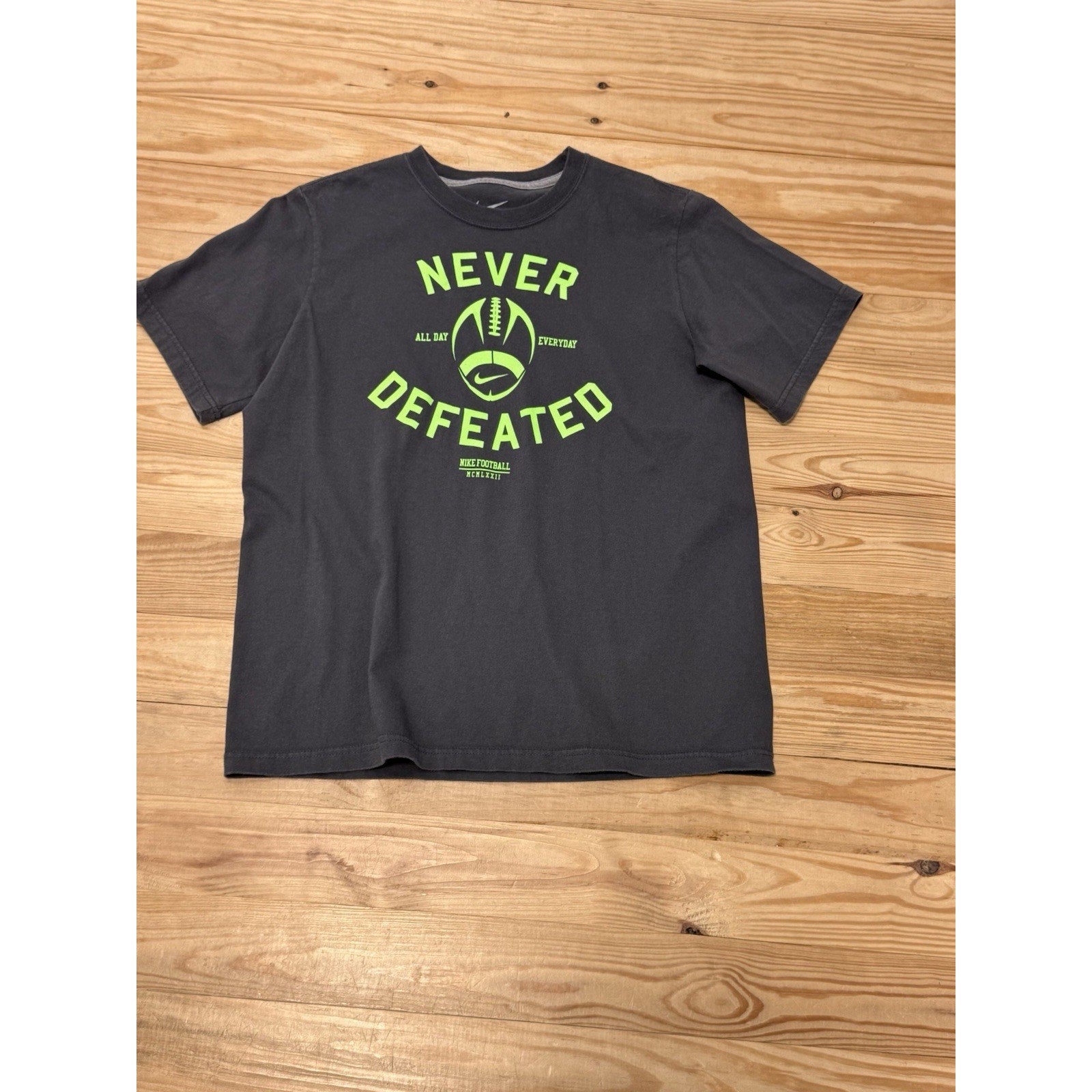 Nike Never Defeated Football T-Shirt Spell Out Graphic Boys Size X-Large Gray