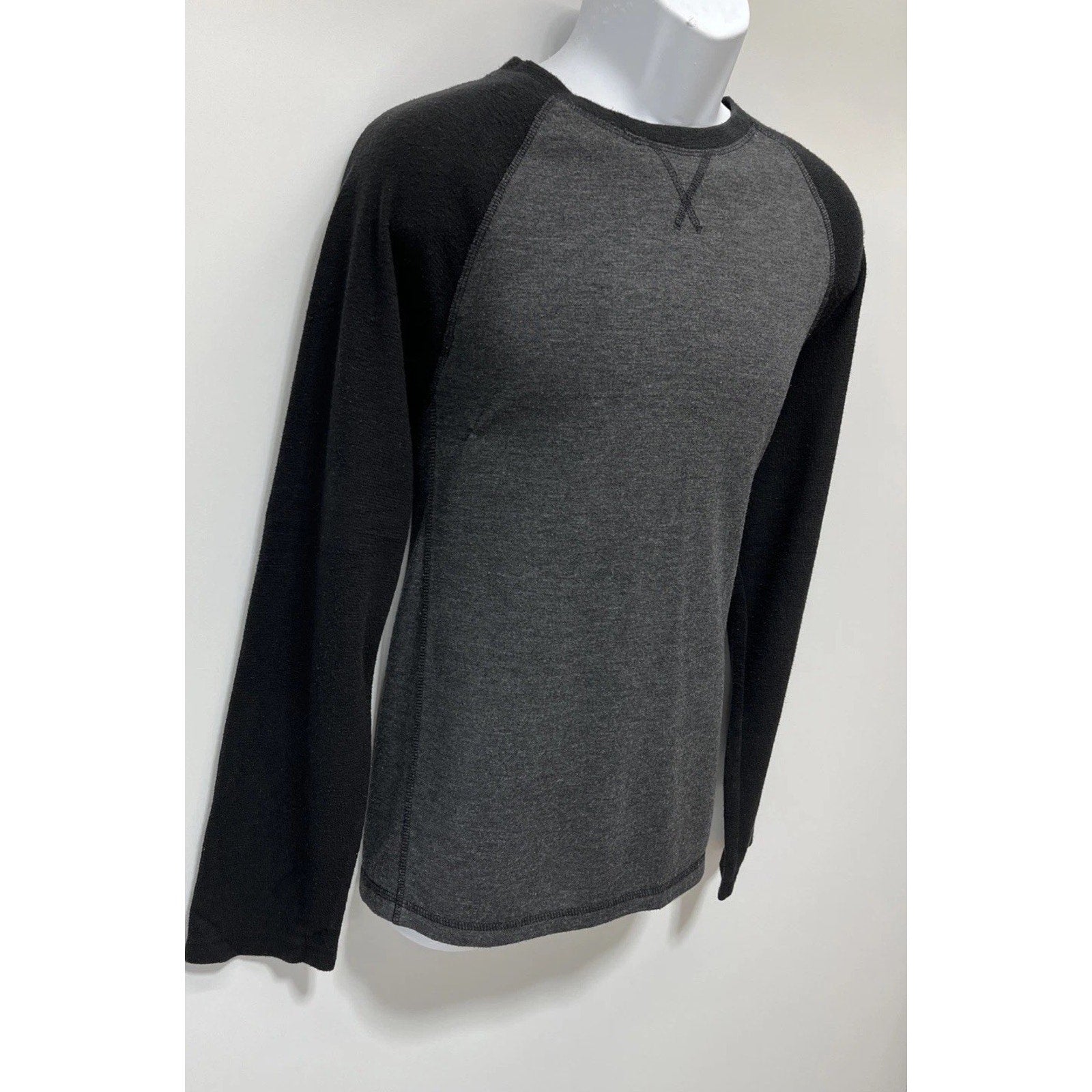 TOMMY BAHAMA Gray and Black Long Sleeve Crew Neck Sweatwr Shirt - Men Size Large