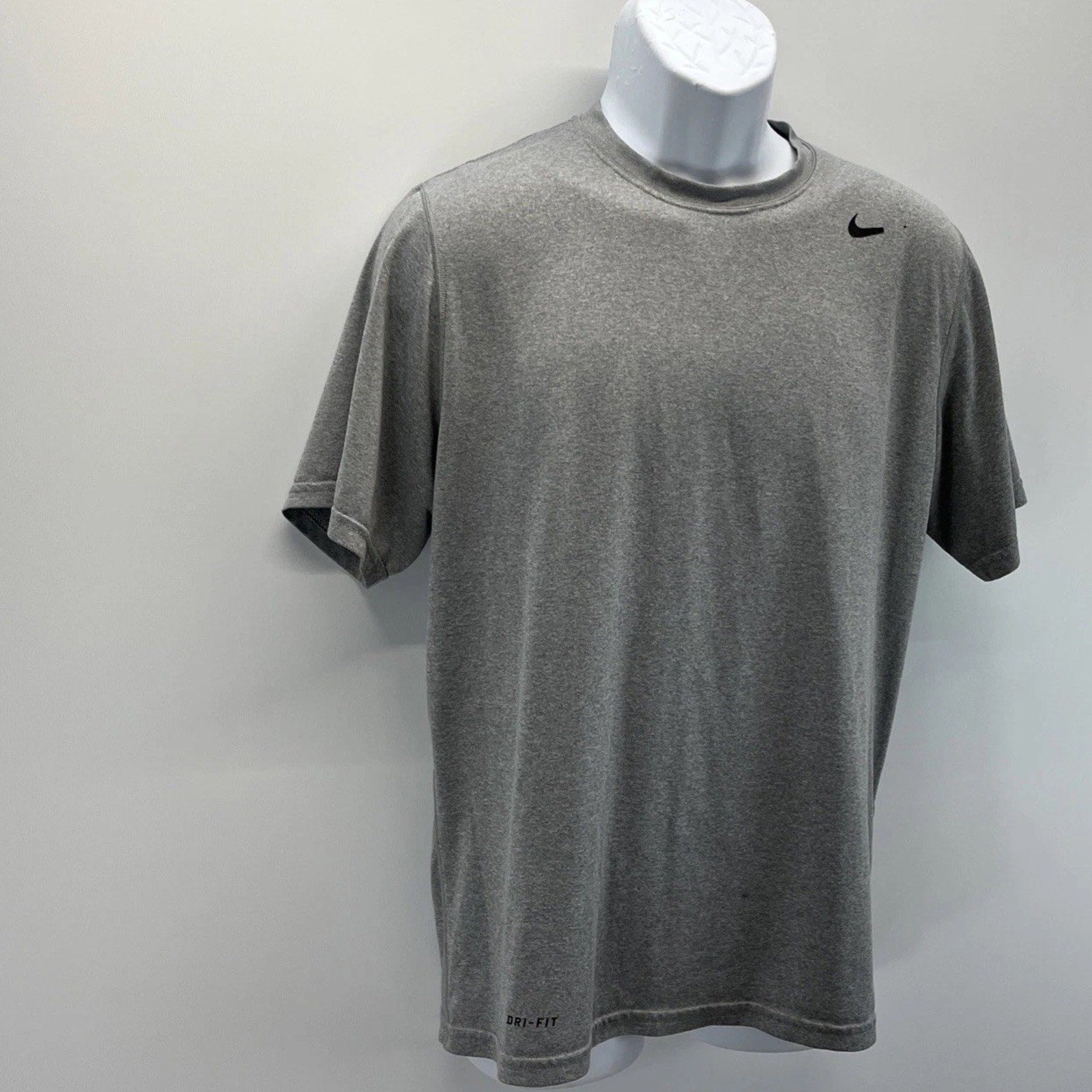 Nike Dri-Fit T-Shirt - Short Sleeve Athletic Tee - Mens M